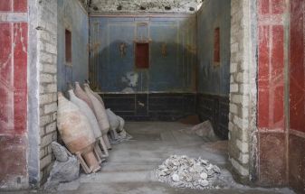 Archaeologists Latest Discovery Reveals Rare Blue Shrine in Pompeii
